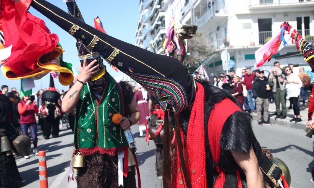 Θεσσαλονίκη: Άρχισε η μεγάλη παρέλαση των Κουδουνοφόρων (Εικόνες)